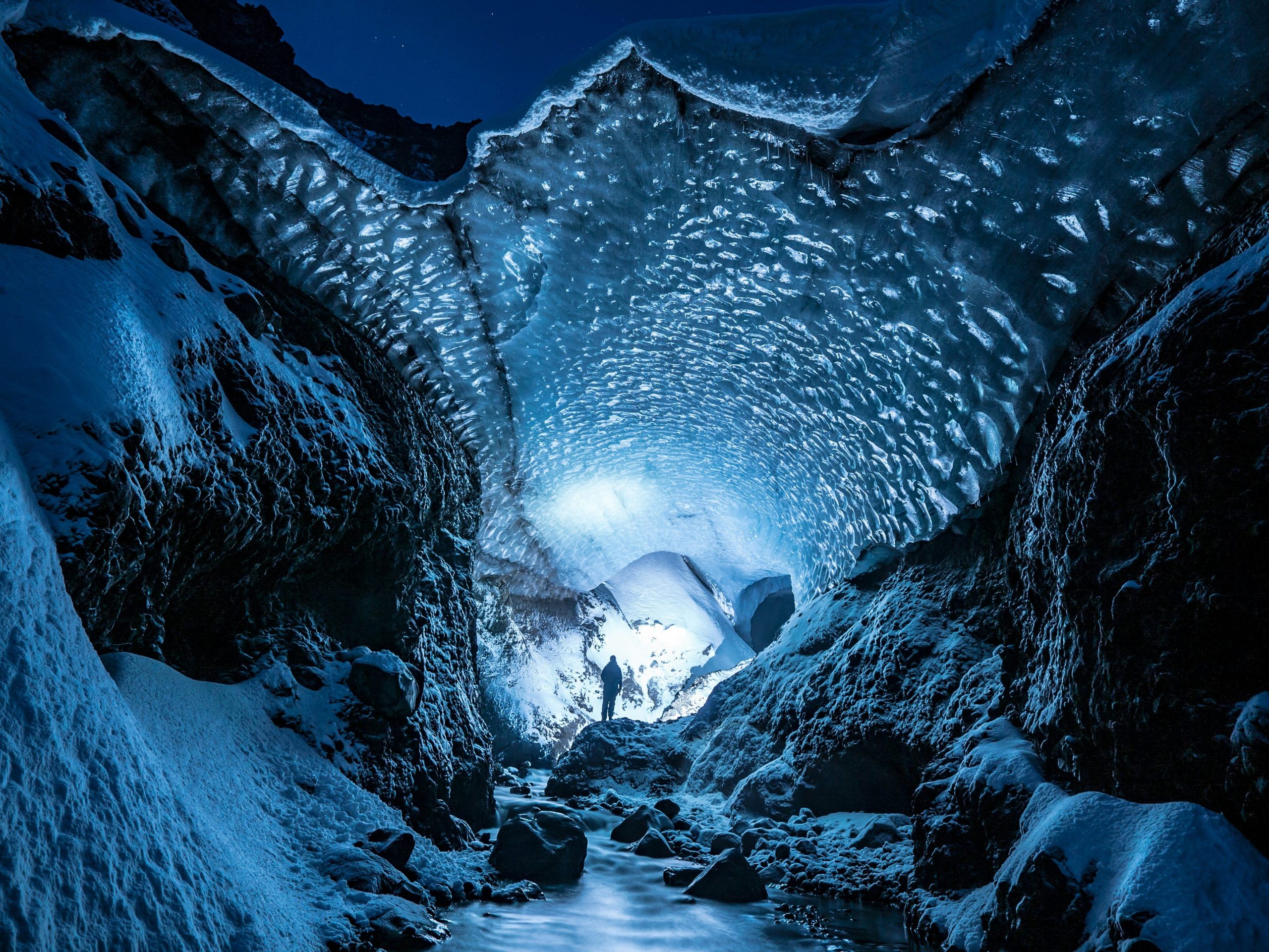 Eishöhlen in Island im Winter