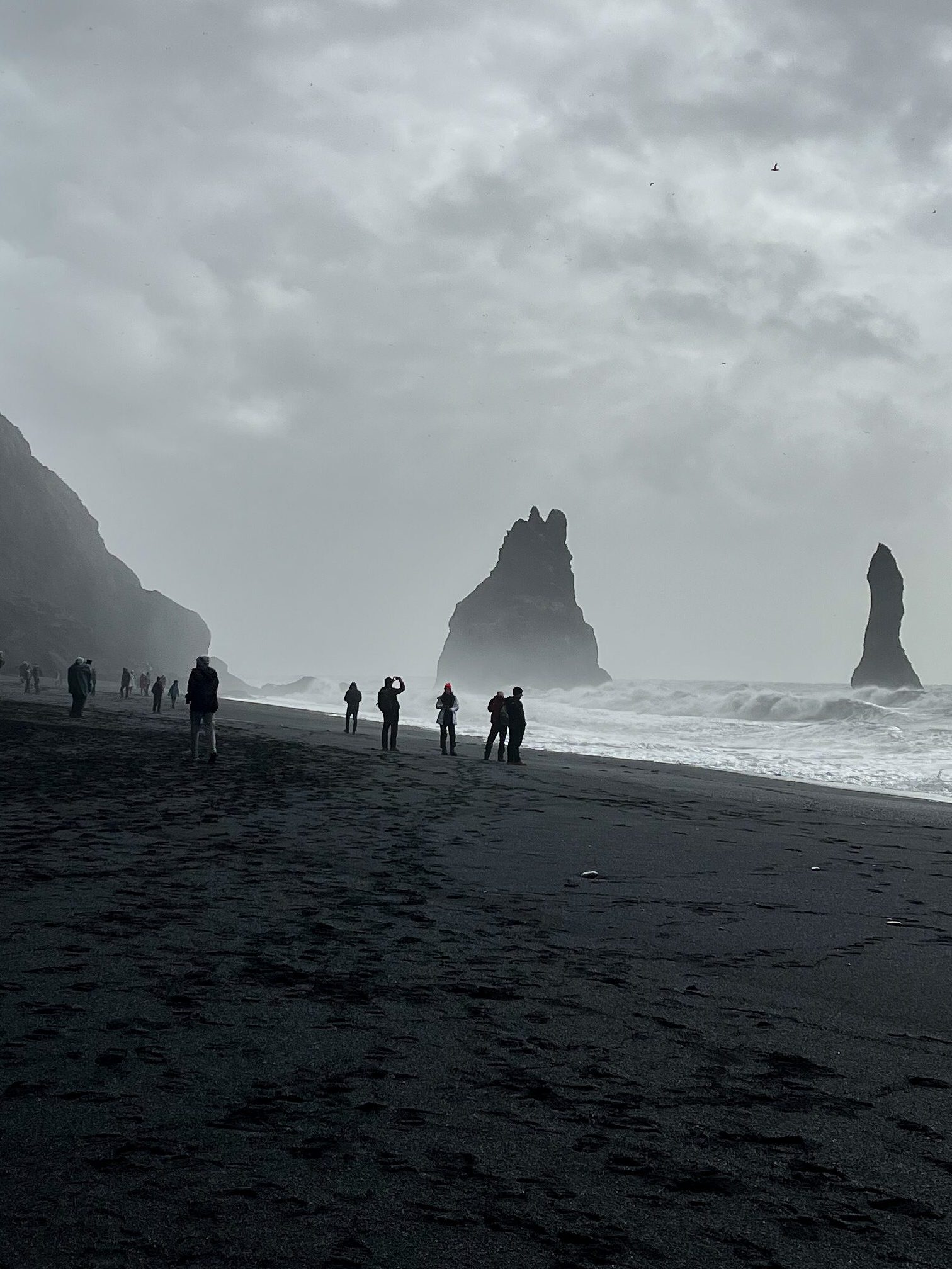 Schwarzer Strand von Vik mit Reynisdrangar Felsnadeln