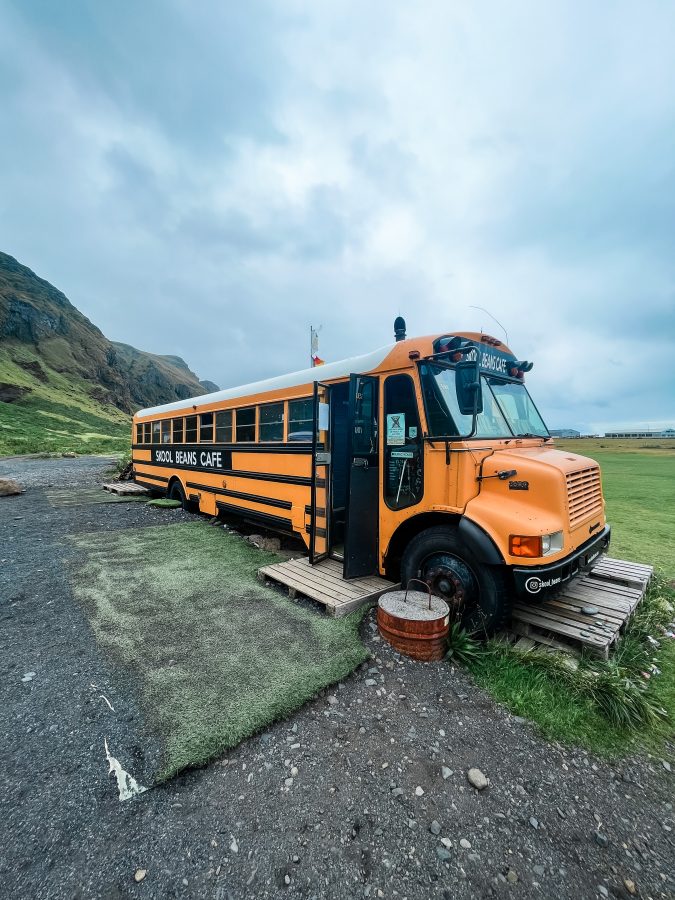 Kaffee in einem Schulbus in Vík Island