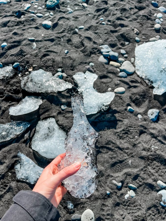 Schwarzer Strand mit Eisdingern in Island