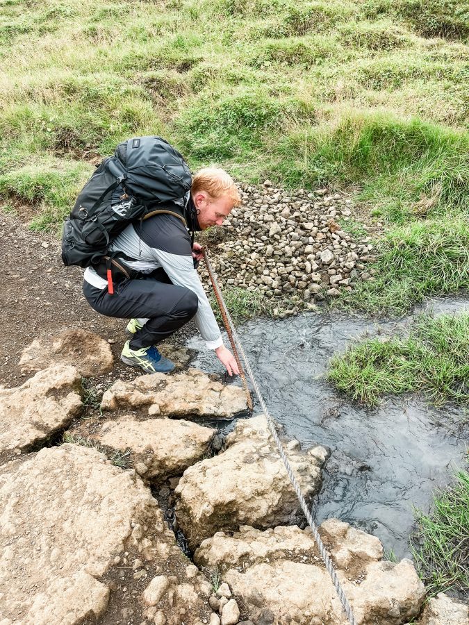 Fühlen Sie, ob das Wasser warm ist