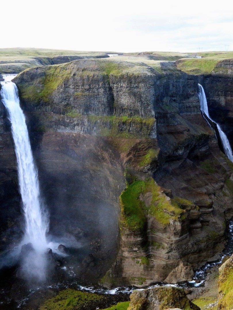 Hálifoss und Grannifoss Wasserfälle