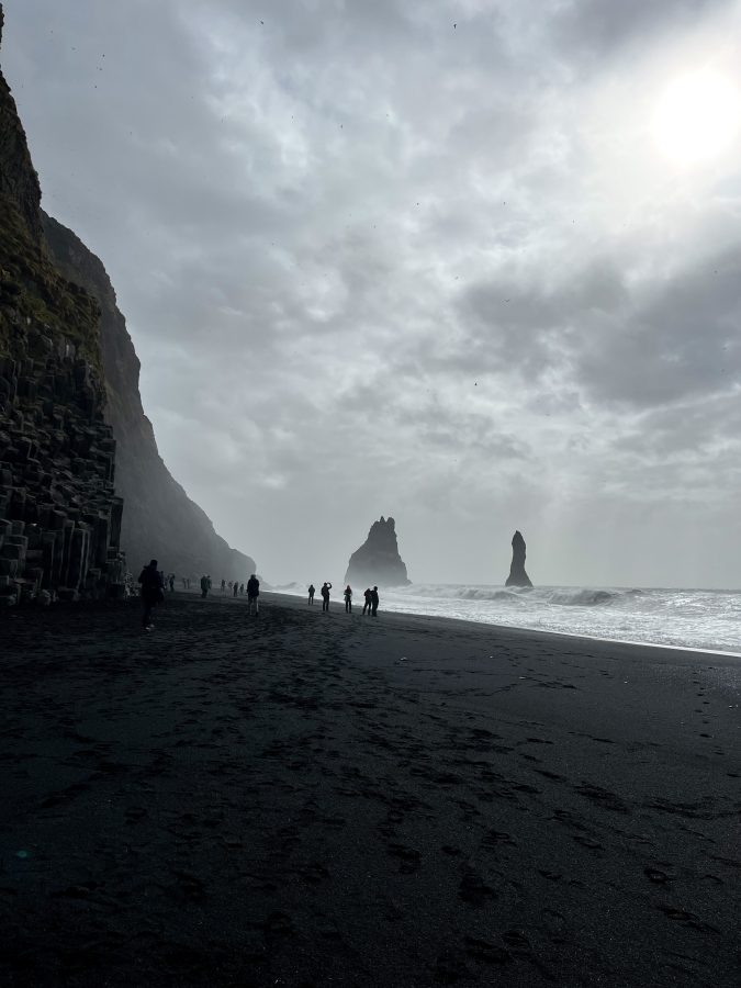 Schwarzer Strand von Vik mit Felsnadeln von Reynisdrangar