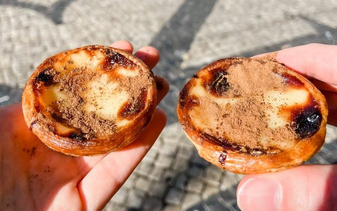 Pastel de Nata auf dem Platz Praca de Luís de Camões